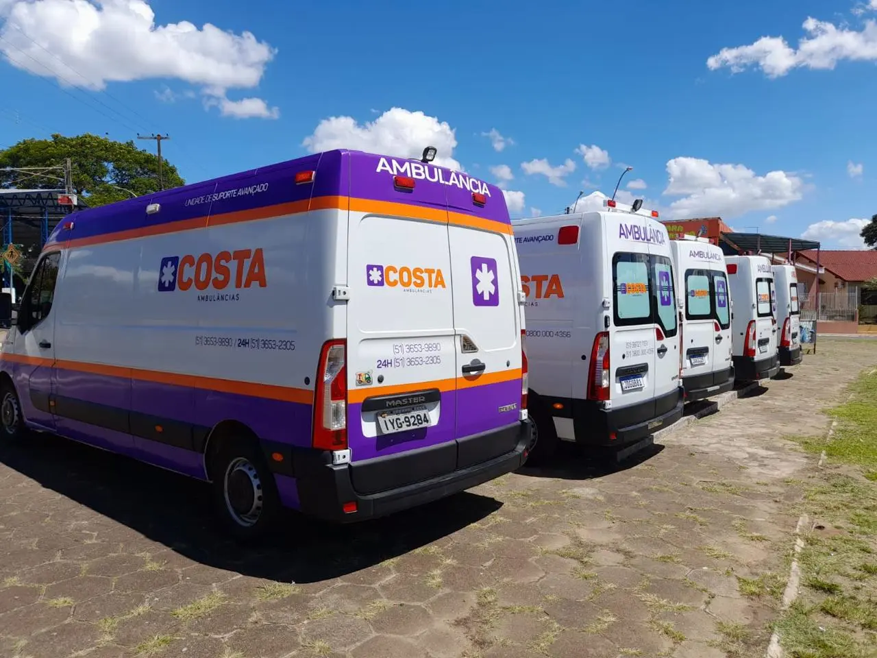 Traseira de uma ambulância da Costa, com identificação da empresa.