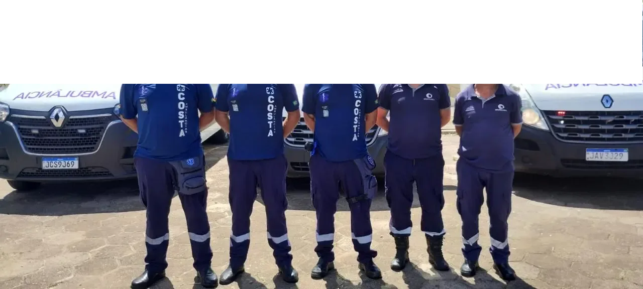 Equipe da Costa Ambulâncias em frente às ambulâncias.